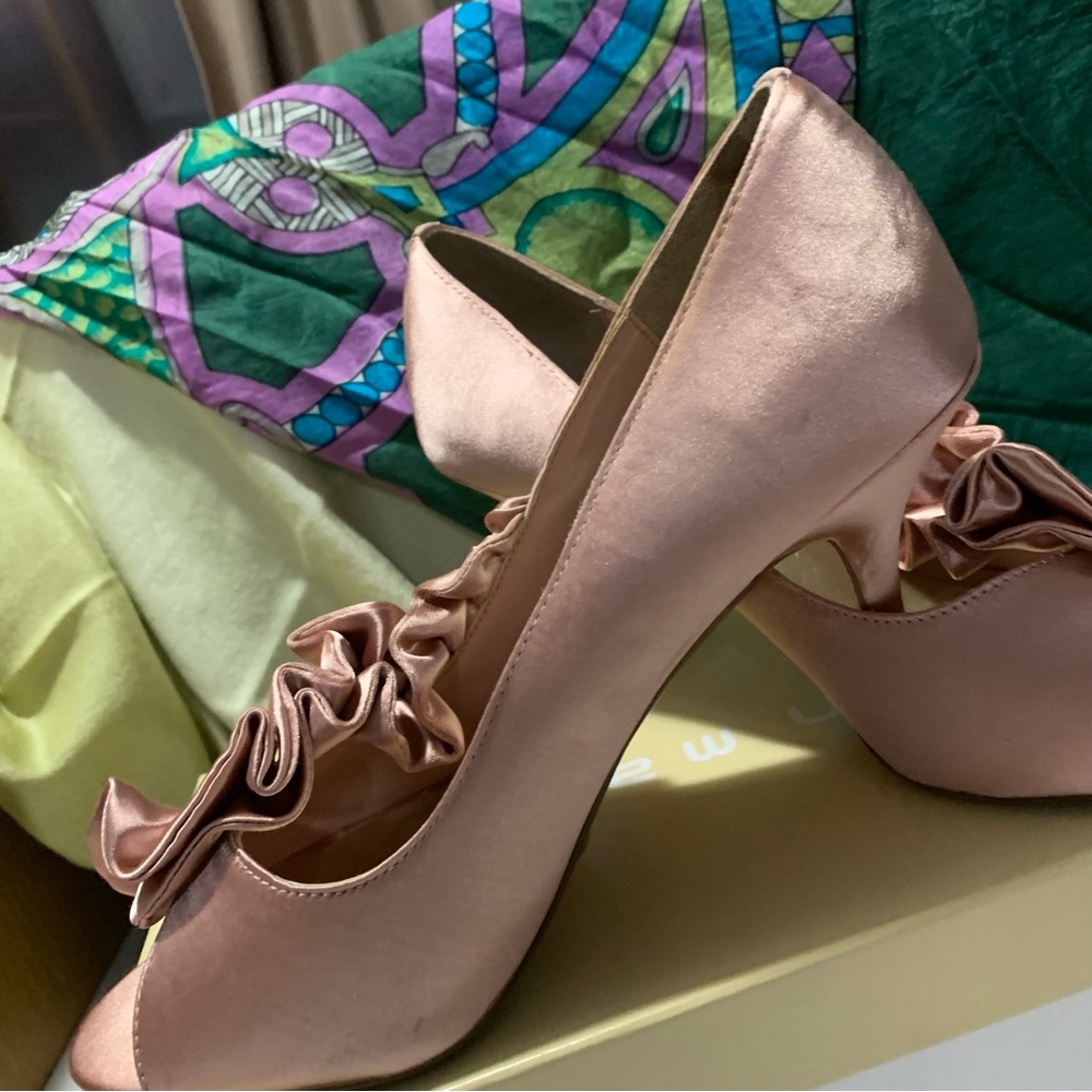 Satin Pink Nude 8.5 opentoed Pumps - Picture 15 of 16